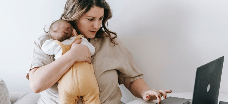 Estudio en EE.UU. indica que las mujeres que son mamás y ganan más sueldo que sus esposos compensan con más trabajo doméstico